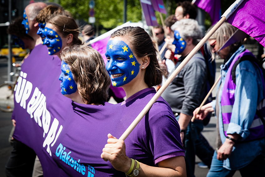 Bunt bemalte Menschen auf einer Demonstration für Europa und Demokratie